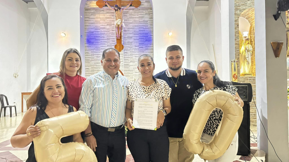 La profesora Alba Cristina Gallego López, cuarta en la foto, durante el homenaje de la Alcaldía en la parroquia de Nuestra Señora del Carmen.