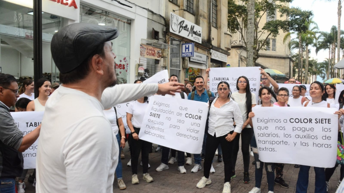 Plantón de empleados de Color Siete en la carrera 23 de Manizales, empresa ubicada en Villamaría liquidada. 
