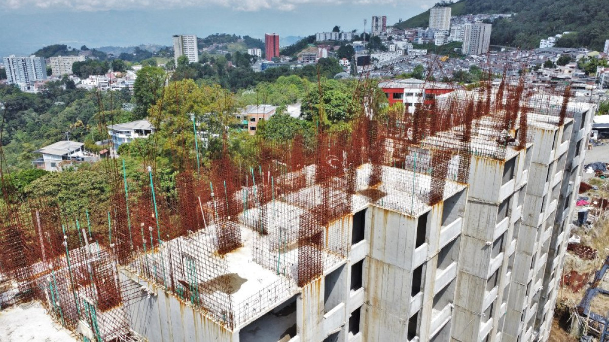 El año pasado, 1.923 hogares desistieron de comprar vivienda en Manizales y Villamaría (477% más que en el 2022). Además, la iniciación de construcción de casas cayó desde 2 mil 546 a 1.140 entre esos dos años en el área metropolitana.