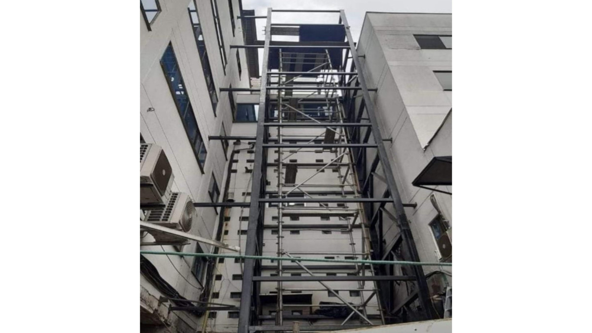 Esta es la estructura metálica en la que se soportaría el ascensor. La no culminación de la obra dio lugar al cierre de las Urgencias de la Clínica Ospedale el pasado martes.