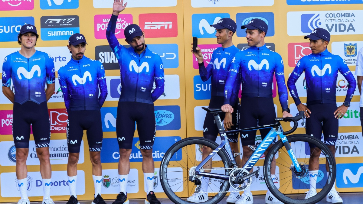 Nairo Quintana (izquierda) estaba este domingo de cumpleaños y toda la plaza le cantó en su día, en la presentación del Tour Colombia 2.1. La carrera empezará este martes.