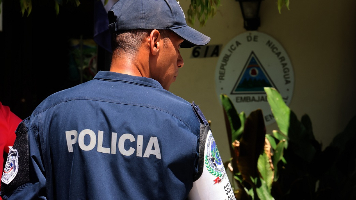 La Policía de Panamá permanece a las afueras de la embajada de Nicaragua.
