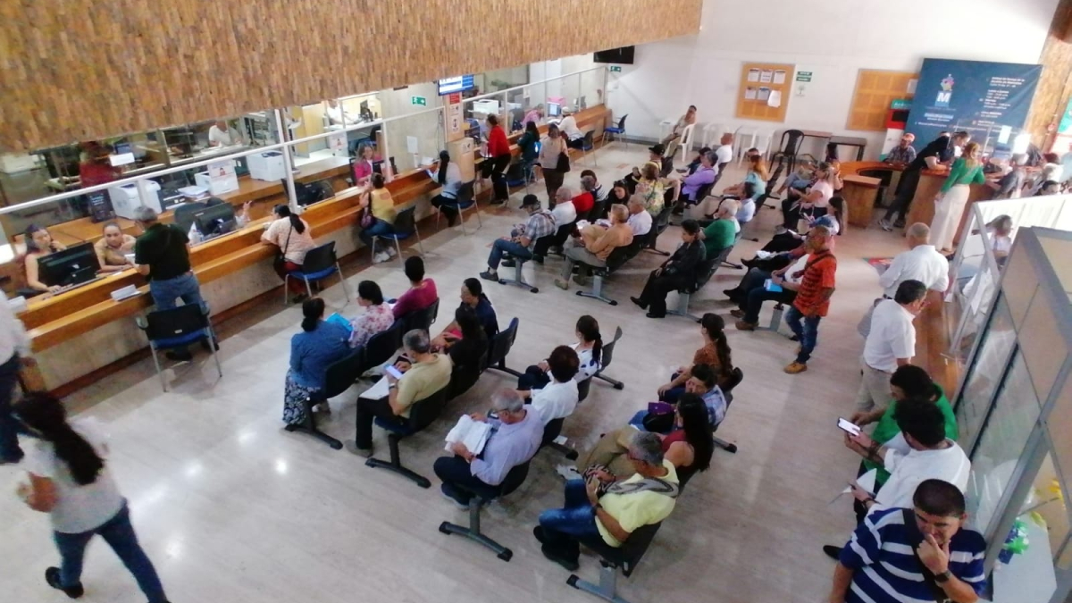 Ciudadanos pagando el predial en las oficinas de la Unidad de Rentas de la Alcaldía de Manizales