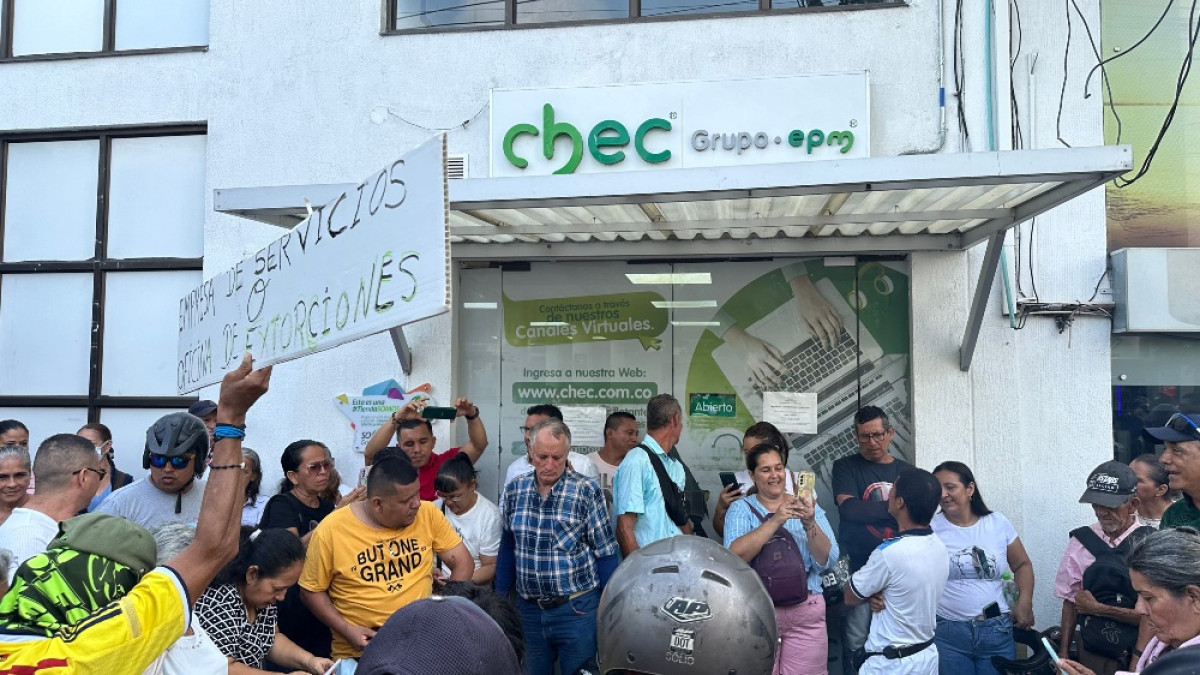 La manifestación frente a la sede de la Chec en La Dorada inició el miércoles a las 9:00 a.m.