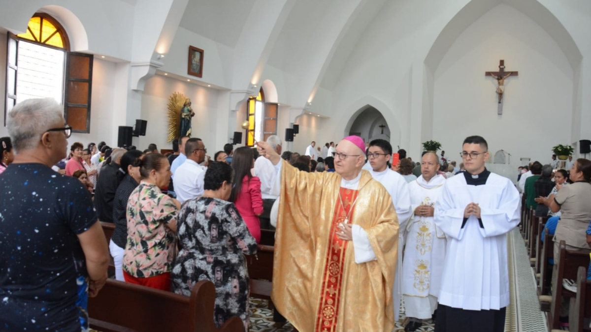 Monseñor Rigoberto Corredor, obispo de Pereira, presidió los actos solemnes de la inauguración de la remodelada parroquia de María Inmaculada.