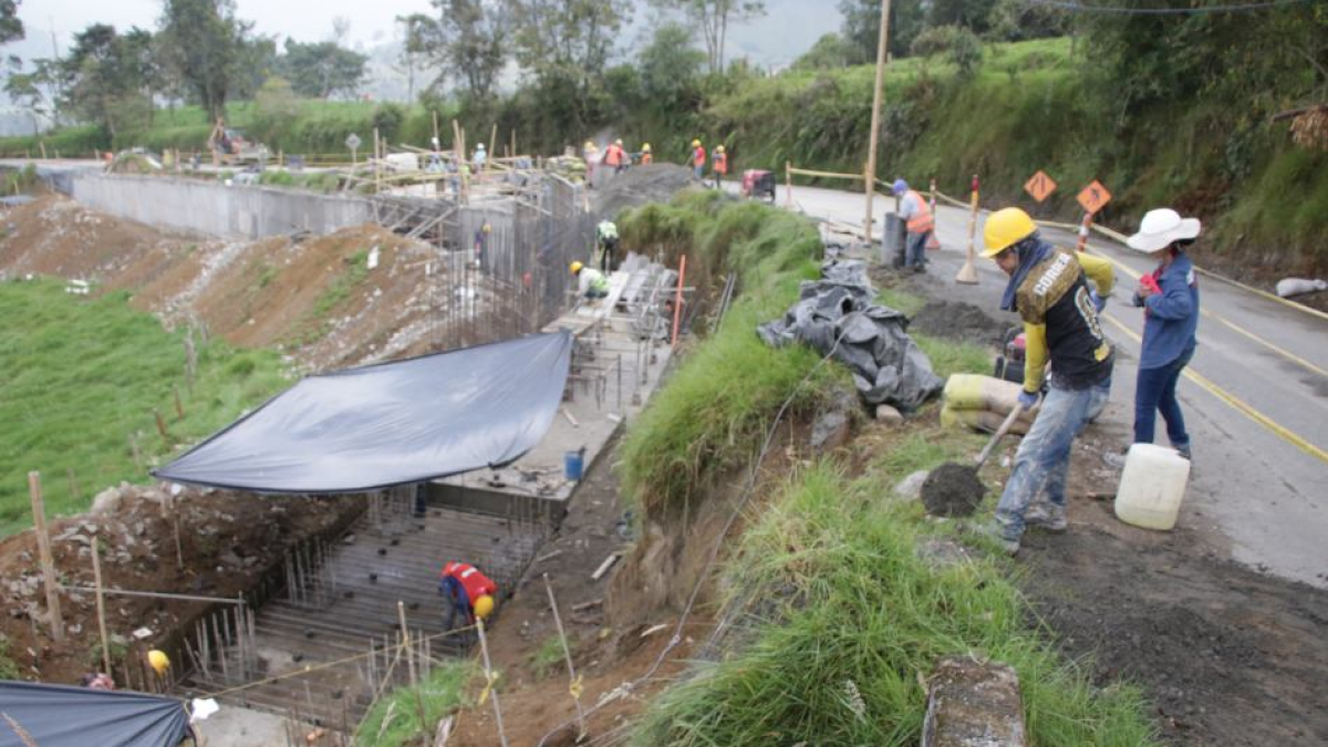 Varios muros de contención se construyen en el carril izquierdo de la vía, bajando desde el Acuaparque hasta Termales El Otoño. Son las obras que cuestiona la Sociedad de Ingenieros, pues se pudo ampliar al lado derecho para reducir costos.