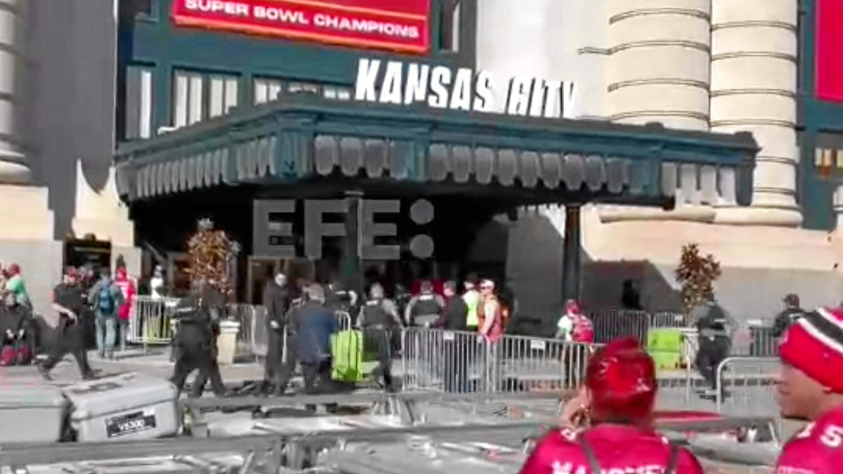 Foto | EFE | LA PATRIA El suceso tuvo lugar en las inmediaciones de Union Station, la estación central de ferrocarriles de Kansas City, punto final del desfile de celebración de los Kansas City Chiefs y en el que estaban concentrados numerosos aficionados.