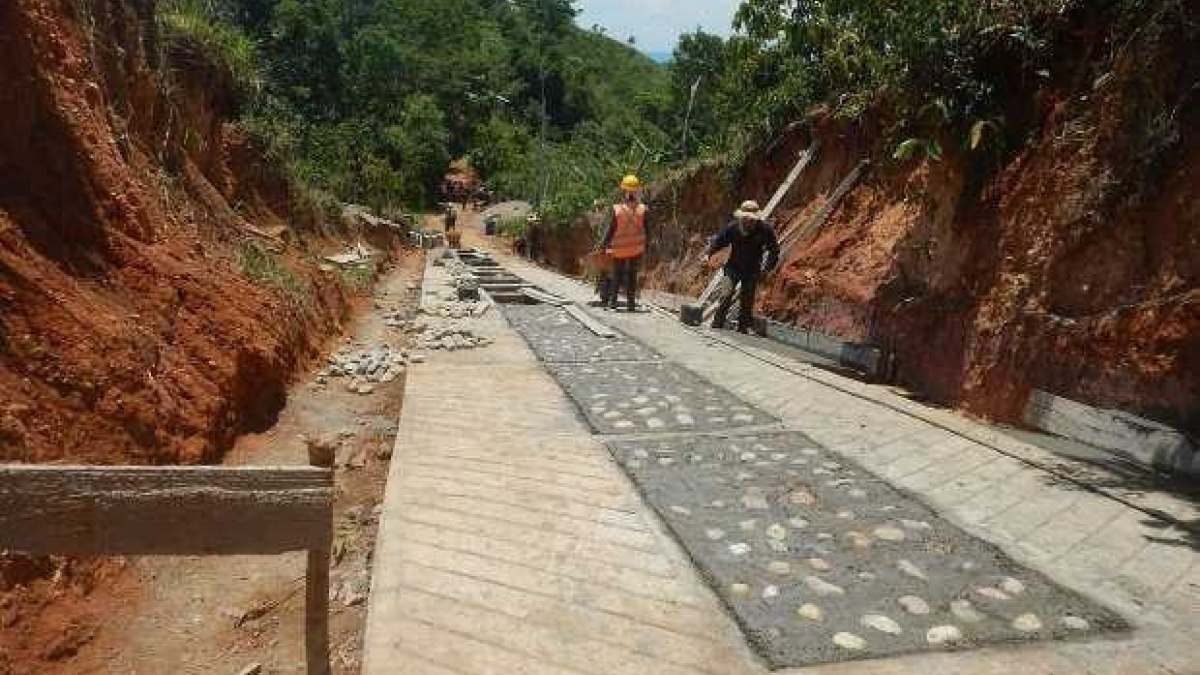 Entre la vereda Miraflores y el sector de Vellavista se construye por estos días una placa huella. Los trabajos obligan a mantener cerrada la vía por un mes.