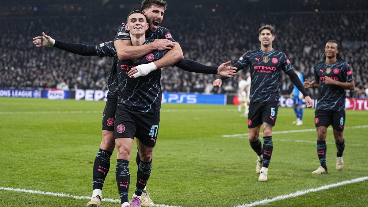 Phil Foden del Manchester City celebra con sus compañeros tras marcar el 1-3 durante el partido de fútbol de ida de octavos de final de la Liga de Campeones de la UEFA entre el FC Copenhague y el Manchester City, en Copenhague, Dinamarca.