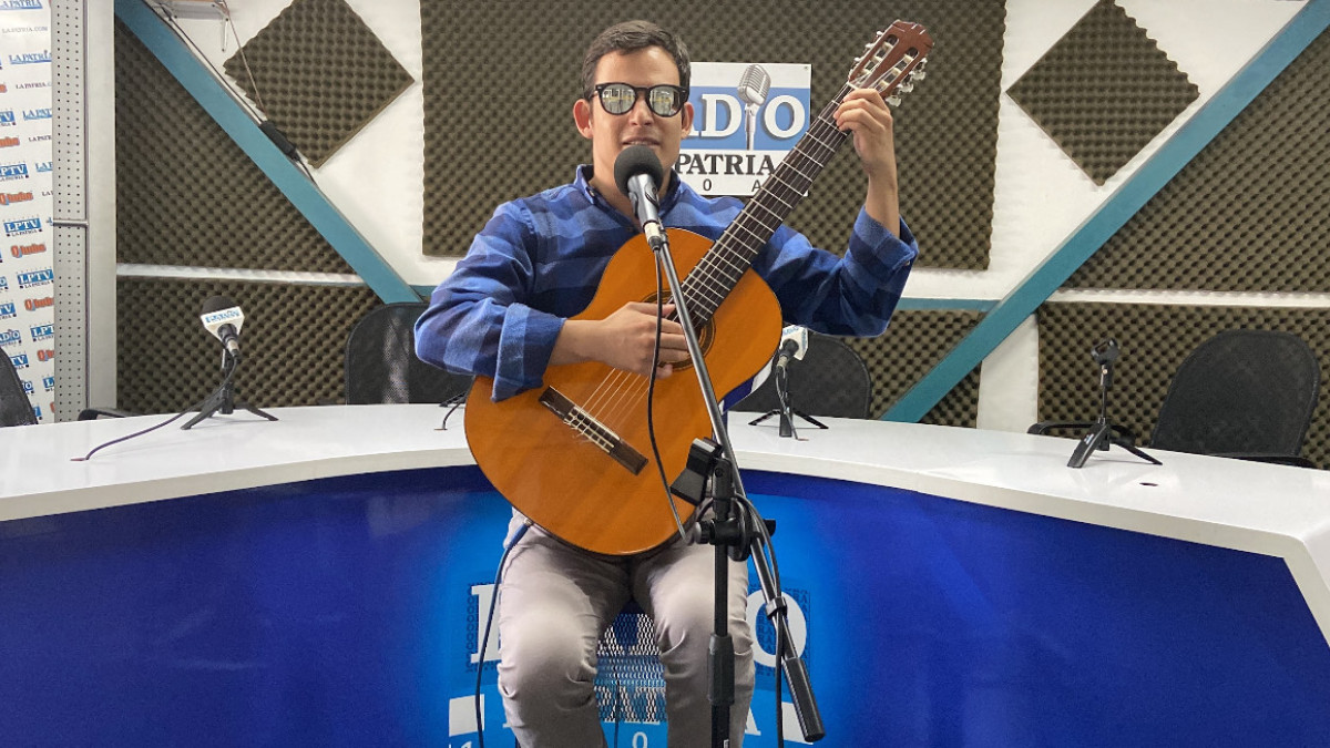 Alejandro considera tener una capacidad de memoria destacable. Según él, se aprende una canción escuchándola solo una vez y es capaz de reproducirla.