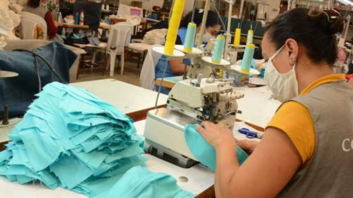 Operadora de máquina en empresa manufacturera