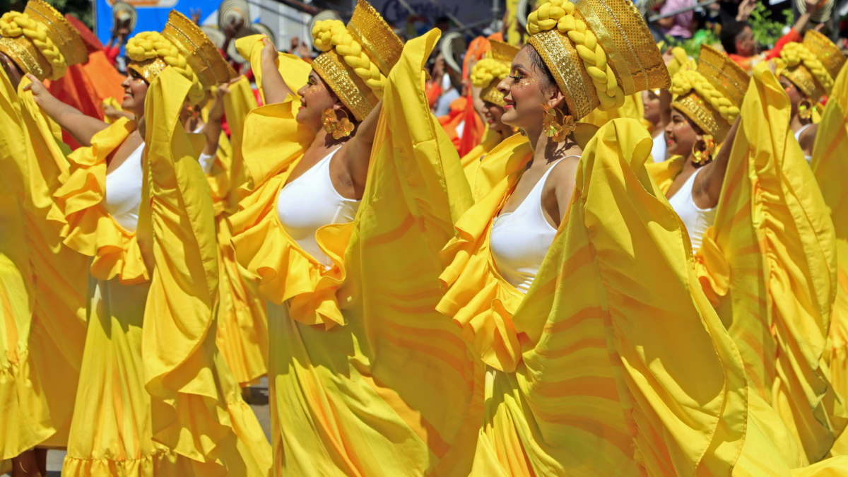Integrantes de una comparsa bailan durante la tradicional Batalla de Flores, el primer desfile del Carnaval de Barranquilla
