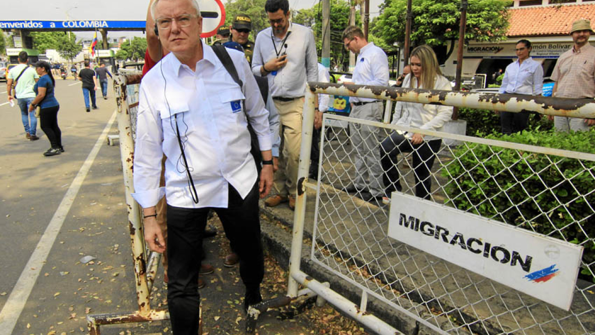 FOTO | EFE | LA PATRIA El director del Servicio de Instrumentos de Política Exterior de la Unión Europea, Peter Wagner, en su visita a las instalaciones de Migración Colombia, en Cúcuta.