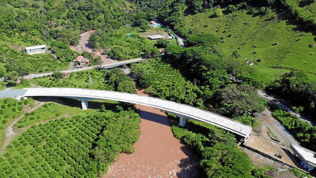 Puentes como este se construyeron para mejorar la movilidad en la vía Manizales - Medellín.