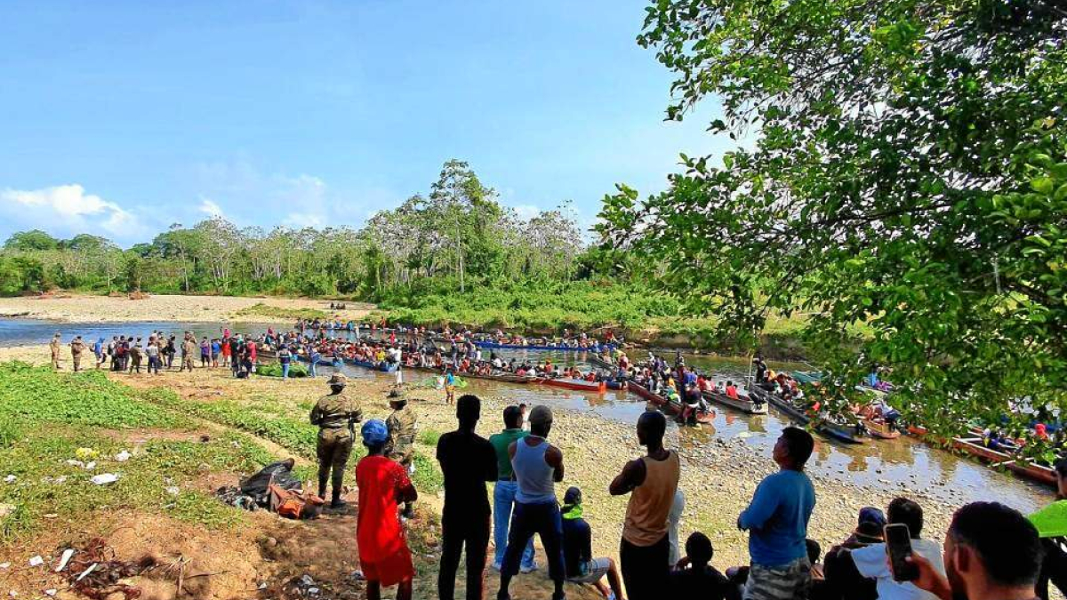 Foto | OIM/Idiam Osorio / LA PATRIA  Los migrantes toman una embarcación o canoa que cuesta 25 dólares por persona para llegar hasta los Centros de Recepción de Migrantes en Panamá.