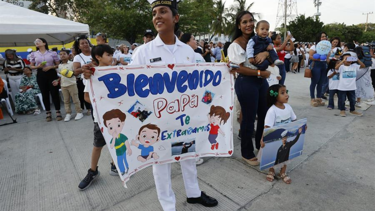 Familiares de tripulantes del buque ARC Simón Bolívar, los reciben a su llegada este miércoles a Cartagena (Colombia). 