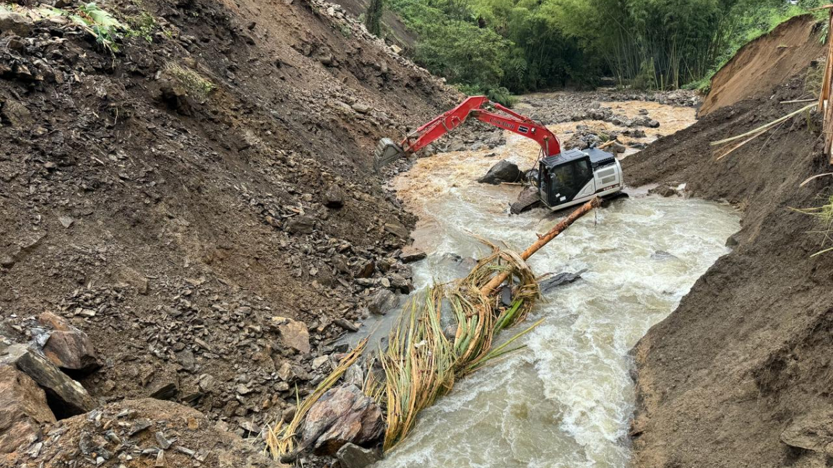 Maquinaria en el río Santo Domingo