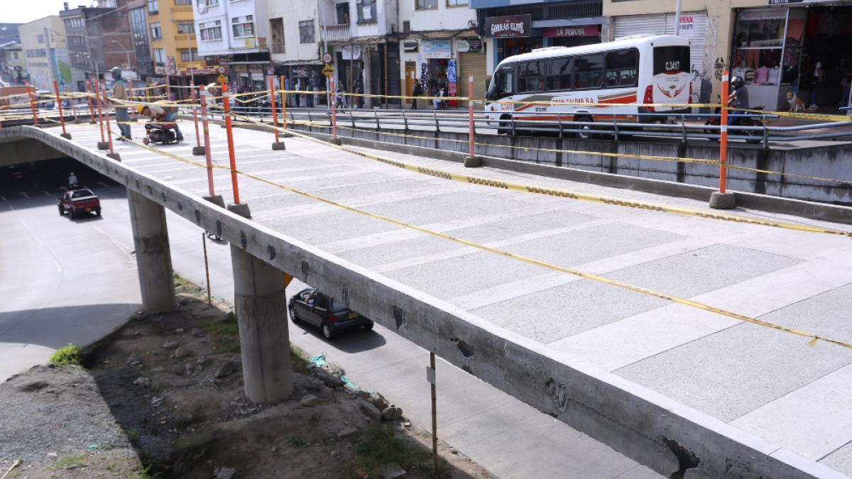 Puente de acceso a la Plaza Alfonso López. Hace parte de las obras del bulevar de la 19.