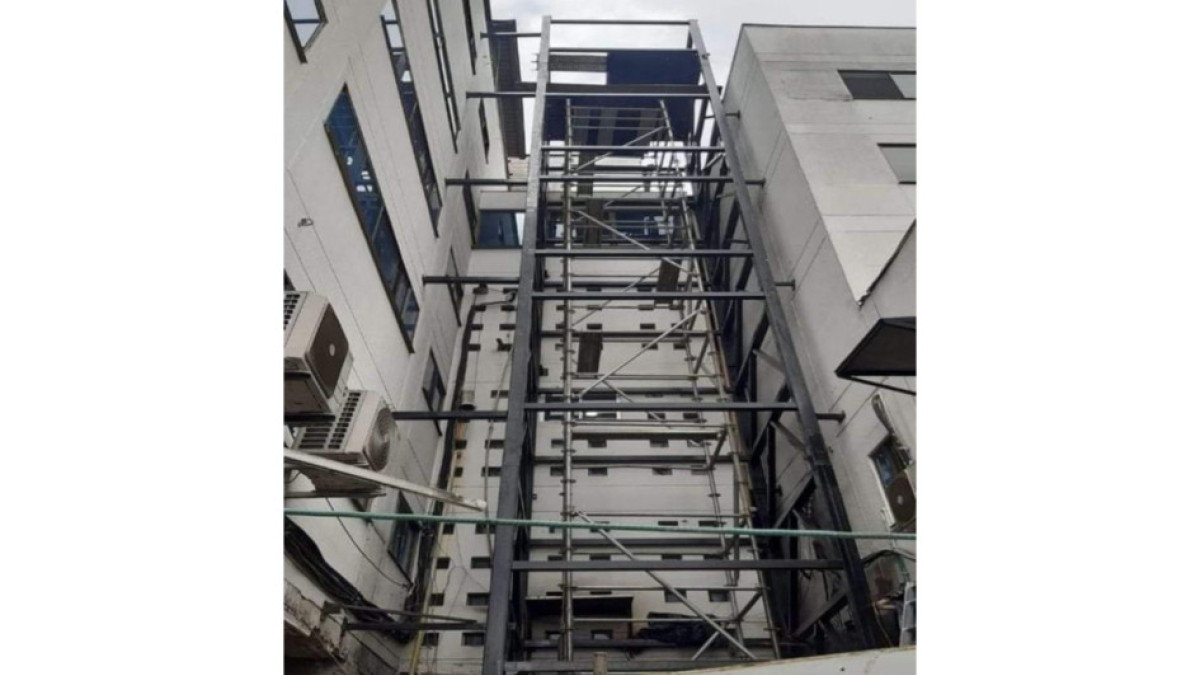 Uno de los compromisos de la Clínica Ospedale para la reapertura de su servicio de urgencias es la instalación de un nuevo ascensor, que se ubicaría en el espacio que se aprecia en la imagen.