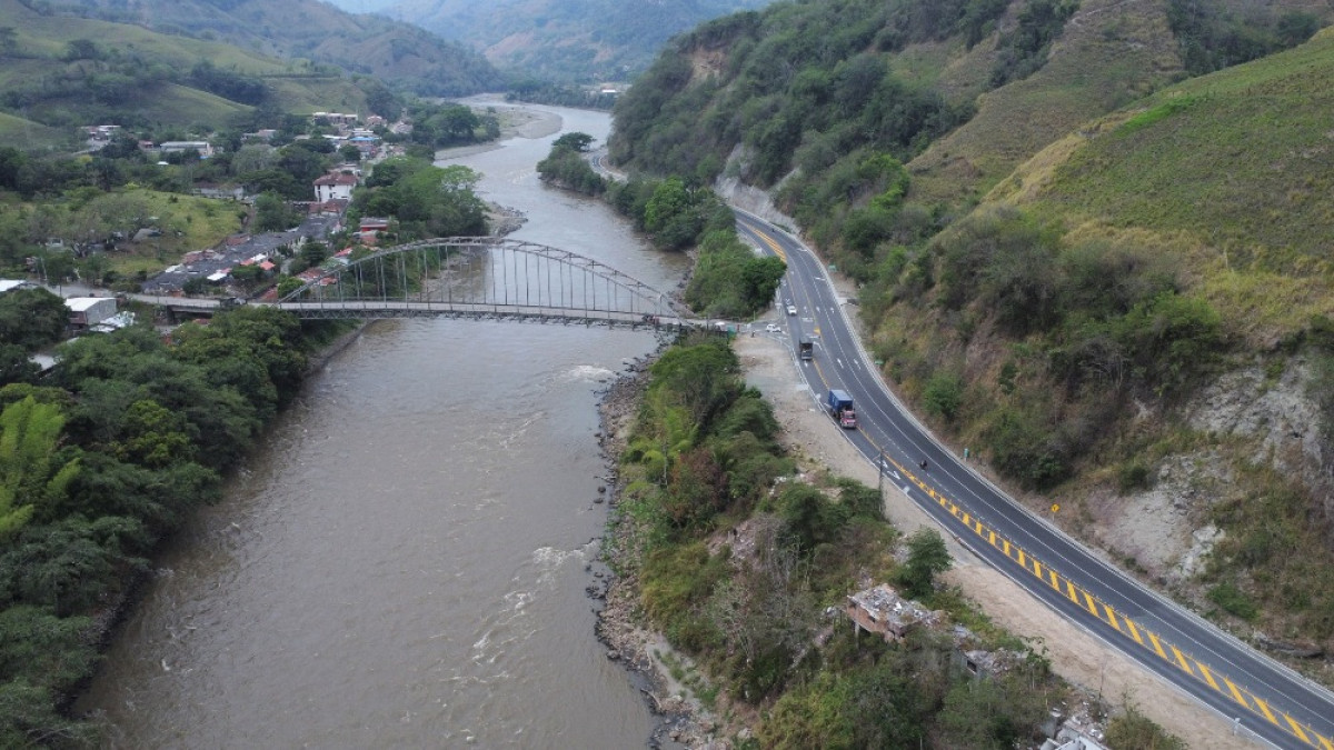 Fluye la arteria vial entre Caldas y Antioquia. Sin los pare y siga desde el pasado martes, la vía de la Concesión Pacífico Tres se destaca por su circulación fluida en los 146 kilómetros que conectan a La Manuela (Caldas) y La Pintada (Antioquia), según pasajeros y conductores. Sin embargo, la falta de iluminación vial y de un paradero en La Felisa son las quejas de algunos habitantes de la zona, donde se retiraron negocios y casas para construir la carretera.