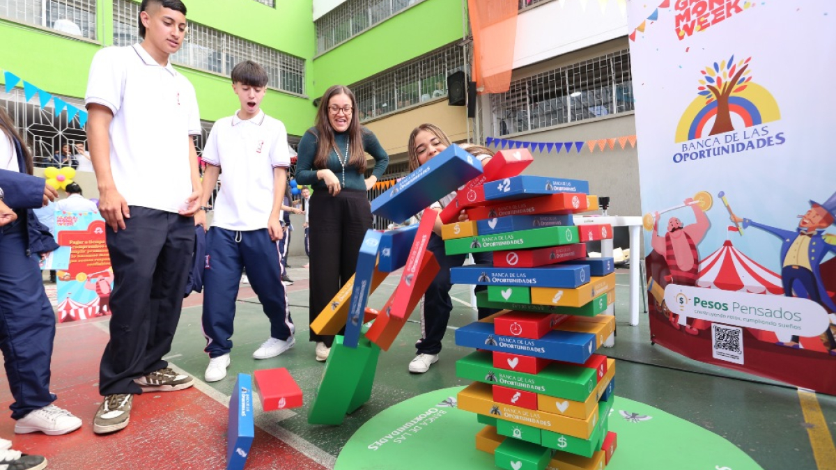Contra la caída del saber financiero. Aproximadamente 1.500 estudiantes de colegios públicos estuvieron en el cierre de la Semana Mundial del Ahorro en Manizales. Con actividades lúdicas, 17 entidades financieras les enseñaron ayer a niños y jóvenes ayer sobre finanzas personales en la Escuela Normal Superior de Caldas.