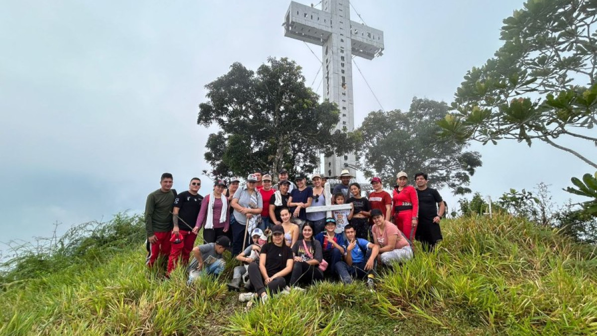 El grupo que subió el Jueves Santo al monumento de la Cruz de La Iguana.