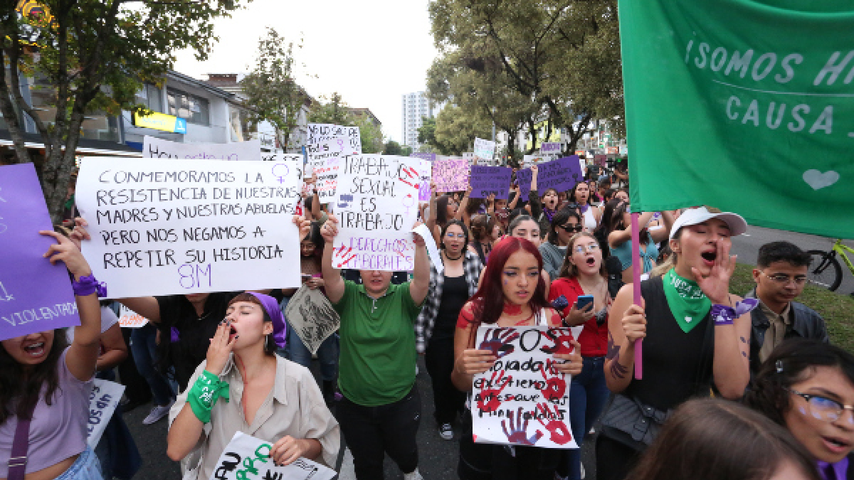 Fueron cerca de 500 mujeres que estuvieron presentes en el Parque Luz Marina Zuluaga. La Alcaldía realizó homenaje y después colectivos feministas marcharon.