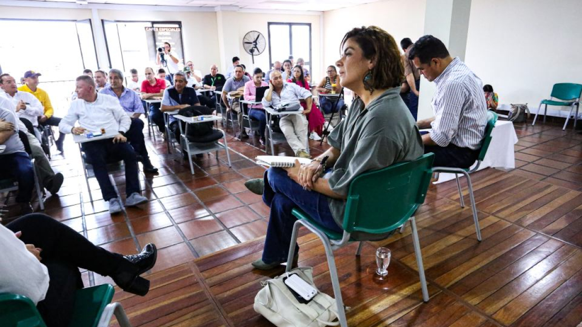 Con mucha atención, la ministra escuchó a los pocos asistentes que se convocaron al encuentro, cerca de 50.