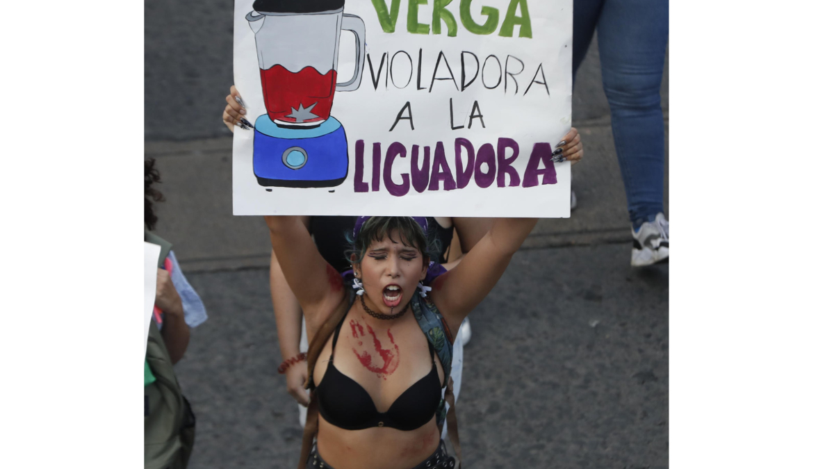 Cientos de mujeres marchan en Colombia para reivindicar derechos y exigir vivir sin violencia, algunas de las manifestantes enviaron mensajes contundentes.