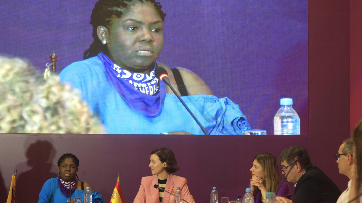 La vicepresidenta de Colombia, Francia Márquez (i), habla junto a la secretaria de Estado de Cooperación Internacional de España, Eva Granados (c), durante la instalación de la V Sesión de la Mesa de Alto Nivel para la prevención de feminicidios y otras violencias contra la mujer, este viernes en Cartagena 