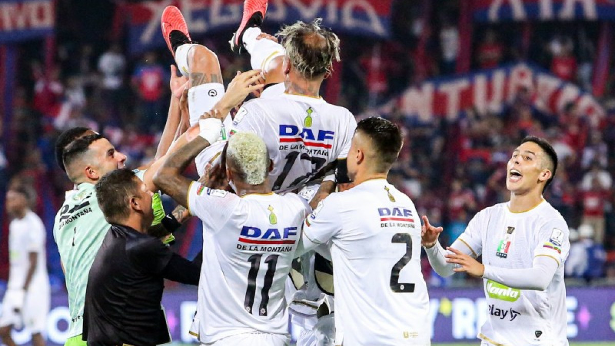 Dayro Moreno, en brazos de sus compañeros. El goleador del Once Caldas y de la historia del fútbol profesional colombiano tiene una trayectoria cargada de datos que lo hacen hoy único en el medio.