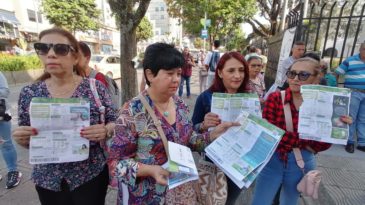 Con facturas en mano, los usuarios protestaron frente al Centro de Experiencias Vive Chec.