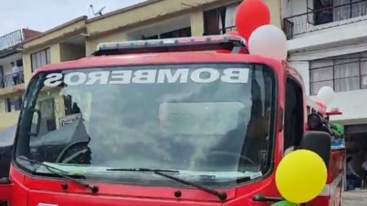 Yenny Henao, alcaldesa de La Merced, y su esposo, el exalcalde Jhónatan Vásquez, sacan pecho por la llegada al municipio de una máquina cisterna para los bomberos.