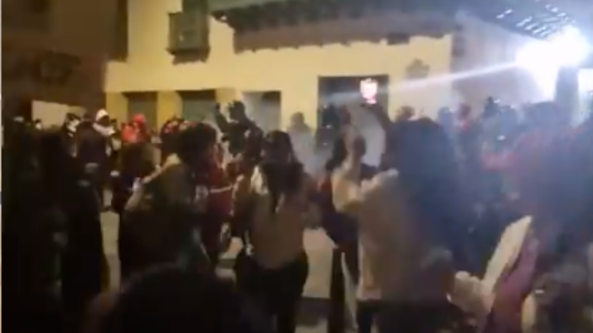  El Esmad irrumpió durante la manifestación del #8M en la Plaza de Bolívar en Bogotá.