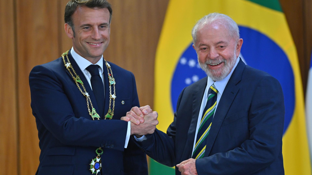 Los presidentes de Francia, Emmanuel Macron, y de Brasil, Luiz Inácio Lula da Silva.