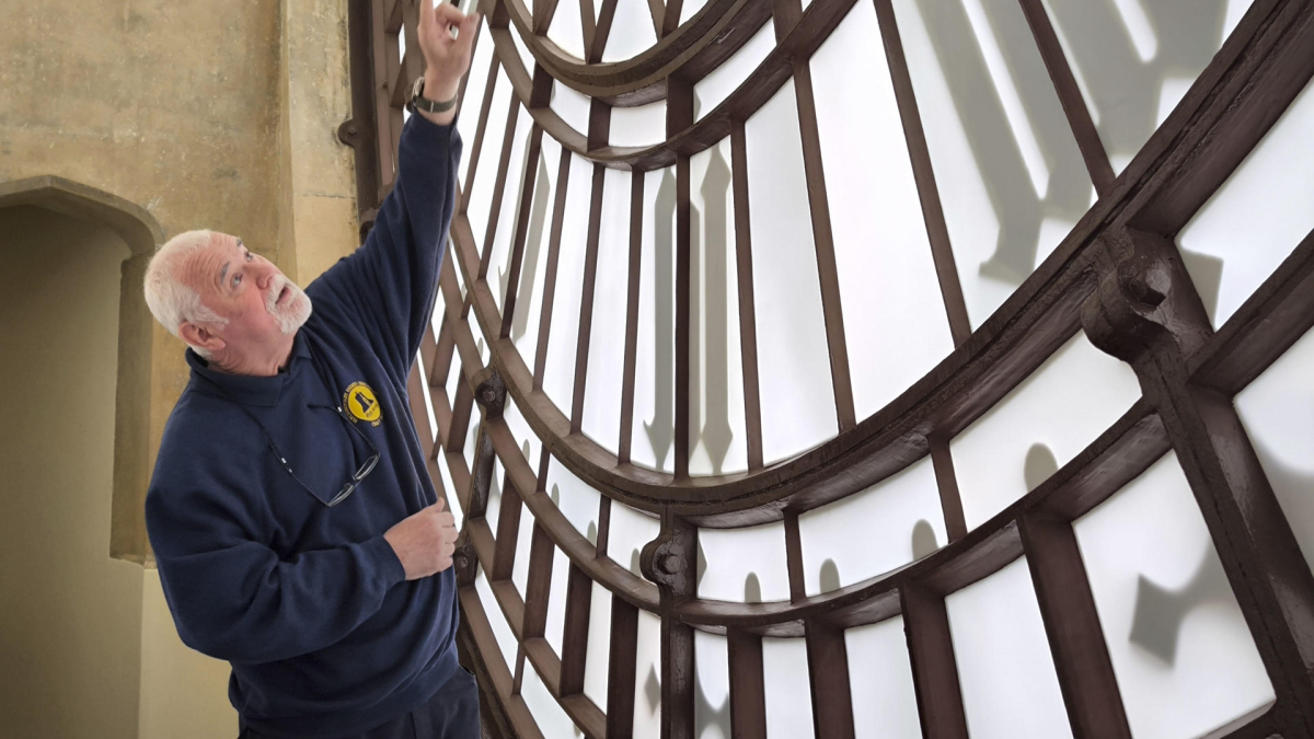 Ian Westworth (c), el relojero oficial del Gran Reloj