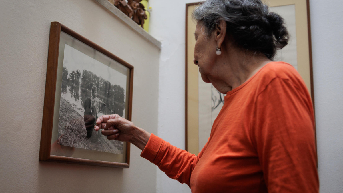  Rosemeire Nogueira, detenida por la dictadura militar el 4 de noviembre de 1969, mira una foto suya con su hijo durante una entrevista con EFE, el 26 de marzo de 2024, en Sao Paulo (Brasil)