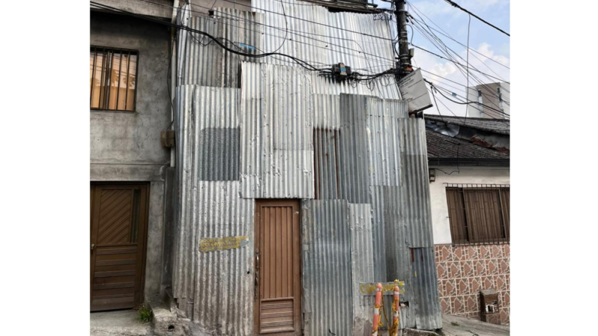 Una cámara de gas y de agua que provienen del edificio ocupan el andén de la calle 46.