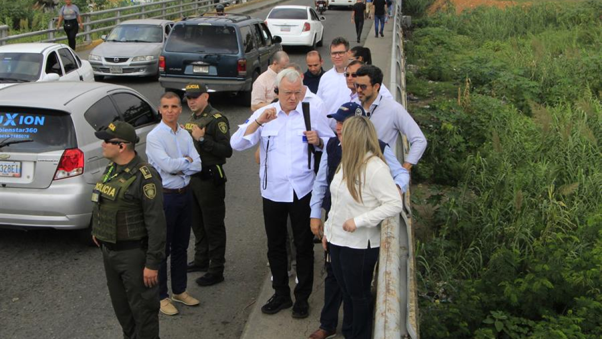 El director del Servicio de Instrumentos de Política Exterior (FPI, sigla en inglés) de la Unión Europea, Peter Wagner (c), recorre el Puente Simón Bolívar, en Cúcuta.