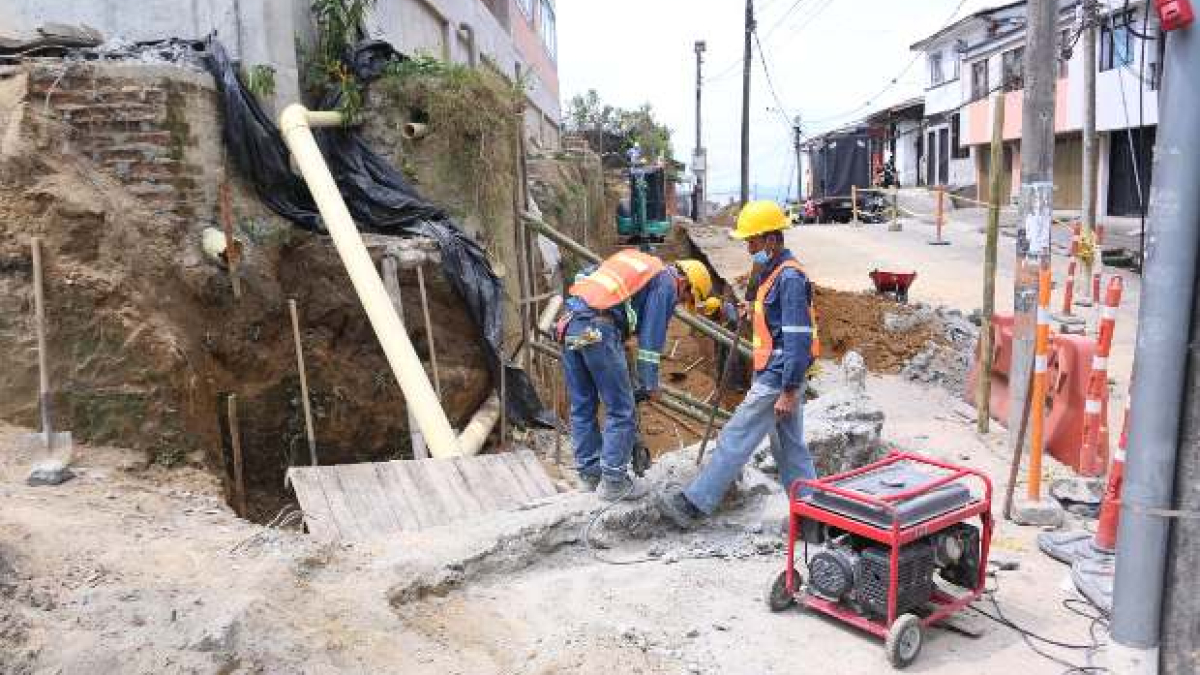 La Alcaldía invertirá $9 mil 360 millones. Incluye el colegio Siete de Agosto, que completa ocho años sin un proyecto prometido. Entre tanto, comenzó la construcción del muro de cerramiento de la sede A de la Institución Educativa Villa del Pilar.