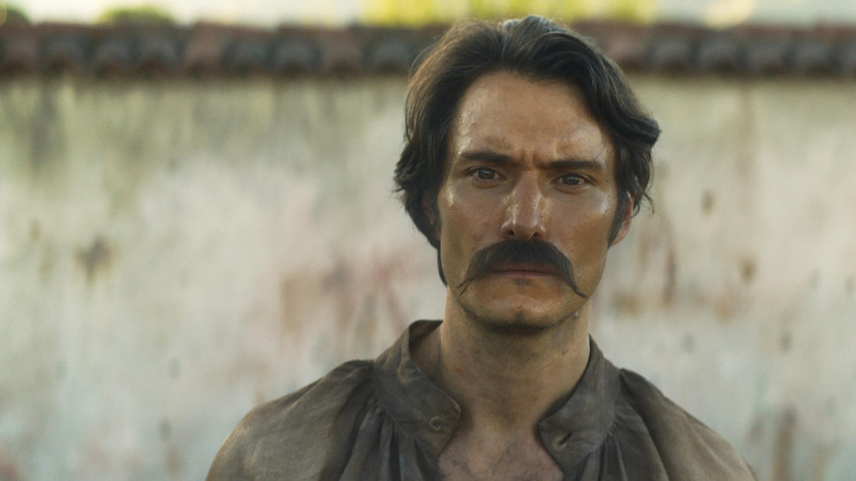 El actor colombiano Claudio Cataño representa al coronel Aureliano Buendía, adulto, en la serie 'Cien años de soledad', que estrenará Netflix este 2024. 