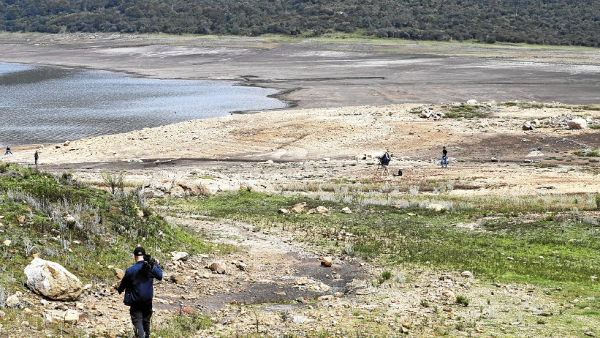 Debido a la escasez de lluvias, agravada por el fenómeno de El Niño, los embalses del sistema Chingaza, principal proveedor de agua de Bogotá, están en niveles críticos.