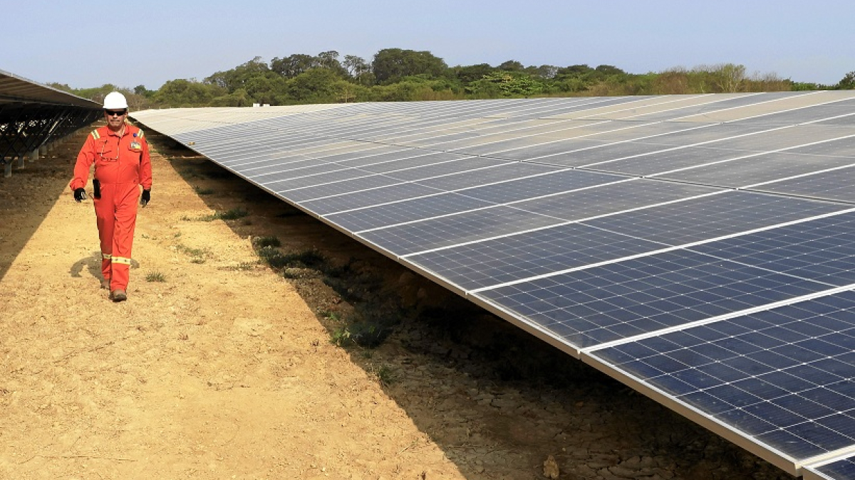 Se trata de la única granja solar construida al interior de una refinería en Latinoamérica, ubicada en Cartagena, y el primer proyecto solar que ejecuta Ecopetrol.