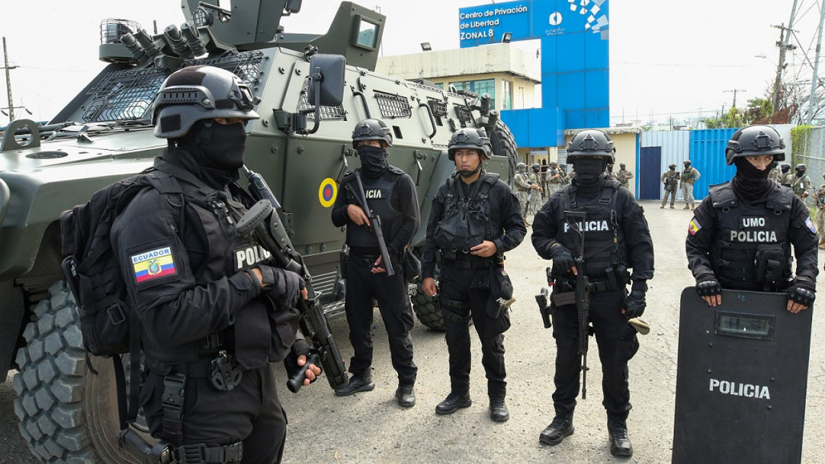 Agentes de la Policía de Ecuador vigilaron el operativo de llegada del exvicepresidente Jorge Glas a la cárcel La Roca.