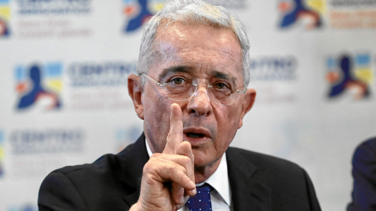 Foto | EFE | LA PATRIA Álvaro Uribe pasó de acusar a terminar acusado en juicio.