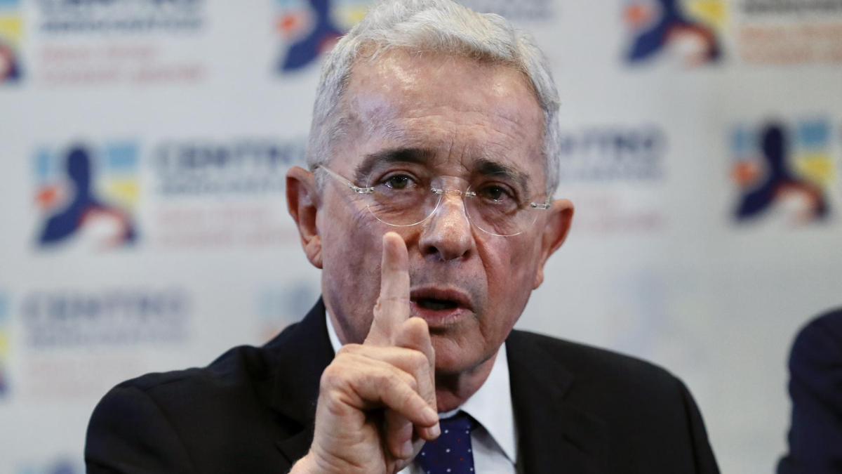 Álvaro Uribe Vélez. 