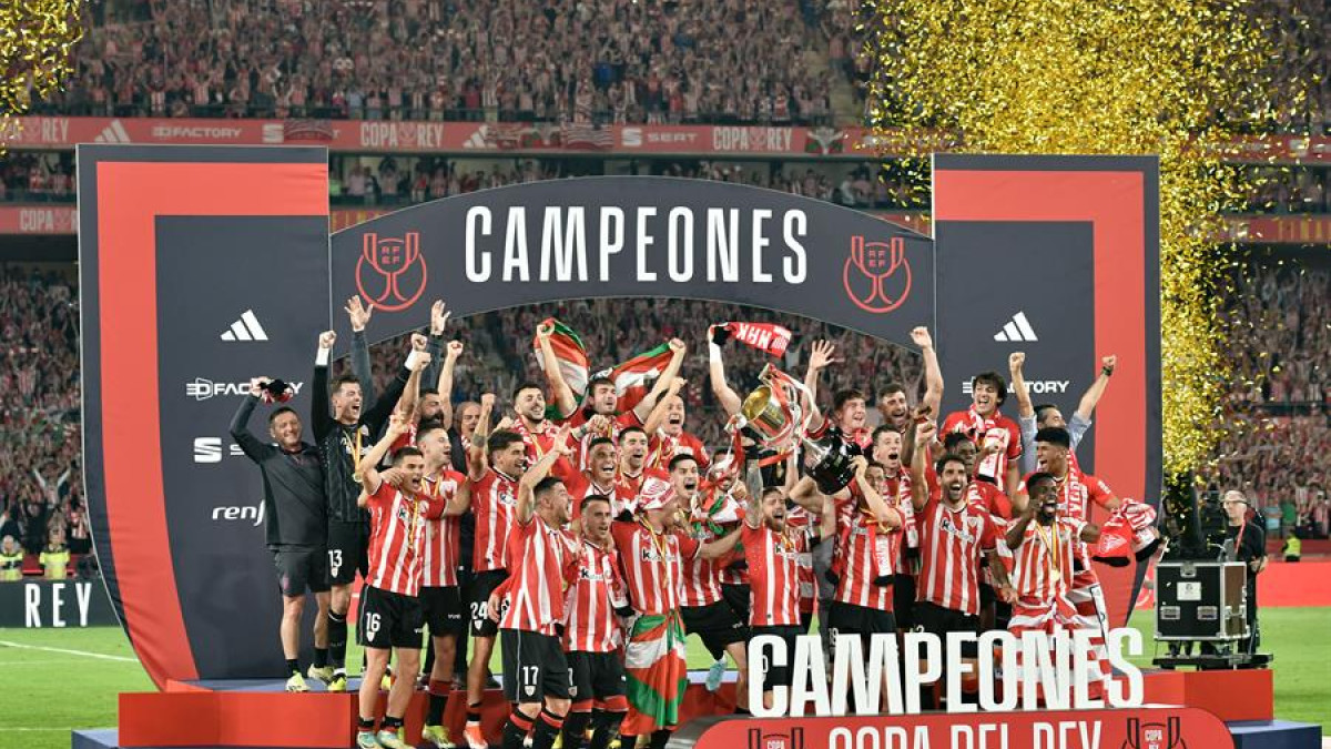 La última Copa del Rey ganada por el Athletic Club había sido en 1984. Desde entonces, jugaron seis finales sin conseguir alzarse con el trofeo. Este sábado, después de esos intentos fallidos, recuperaron el título de campeones y lo celebrarán en el País Vasco.