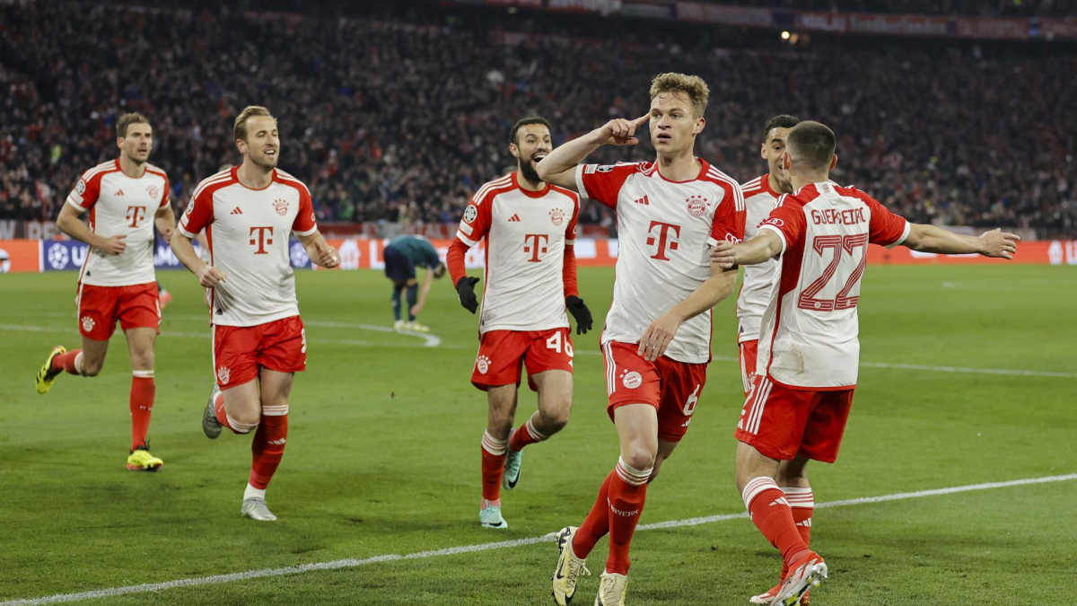 Joshua Kimmich (6) celebra con sus compañeros del Bayern Munich después de anotar el 1-0 durante los cuartos de final de la Liga de Campeones de la UEFA, en el partido de vuelta ante el Arsenal en Munich, Alemania.