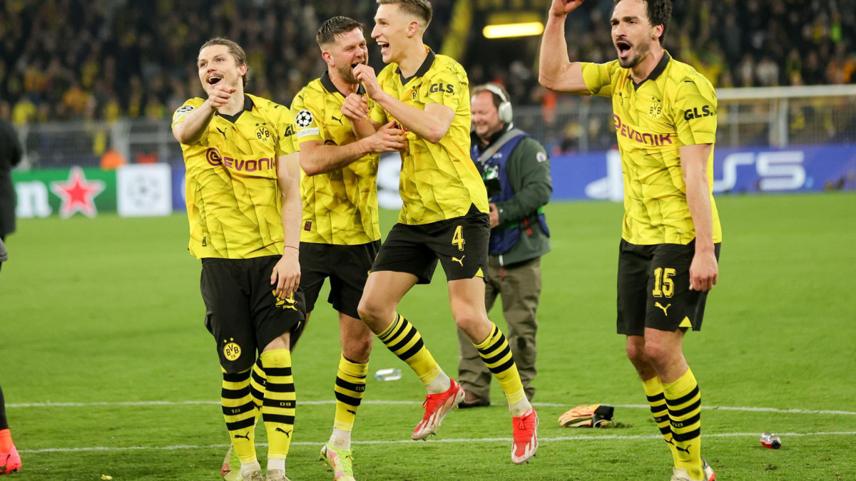 Los jugadores del Borussia Dortmund celebran después de los cuartos de final de la Liga de Campeones de la UEFA, el segundo partido ante el Atlético de Madrid en Dortmund, Alemania, que les dio el pase a las semifinales.