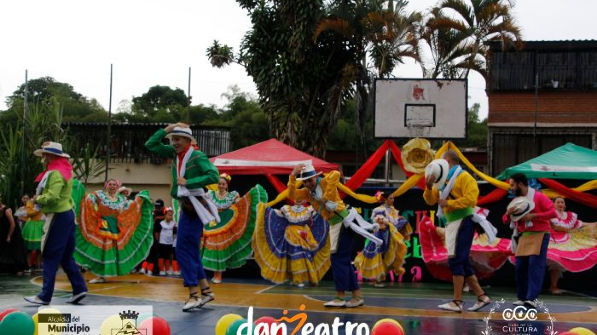 Los artistas esperaron que escampara para presentar sus actos en el Polideportivo Rincón Campestre, de Chinchiná. De esta manera celebraron el Día internacional de la Danza, que fue este lunes. 